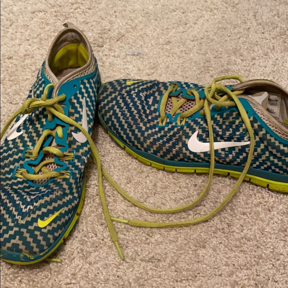 NIKE tennis shoes size 9.5